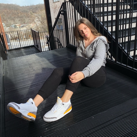 Like To Bookmark My Closet 🤍🤍🤍 - Picture 2 of 3